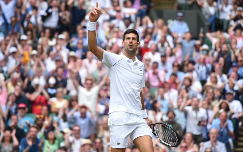 L'index en l'air, Novak Djokovic célèbre un point gagné à Wimbledon.
