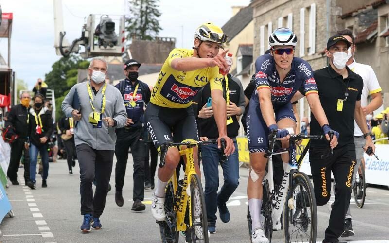 Mathieu van der Poel wijst zijn ploegmaat Tim Merlier de weg tijdens de derde etappe in de Ronde van Frankrijk.