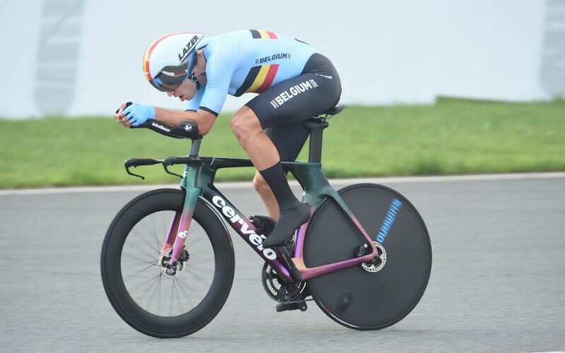 Wout Van Aert en action lors du contre-la-montre olympique à Tokyo.