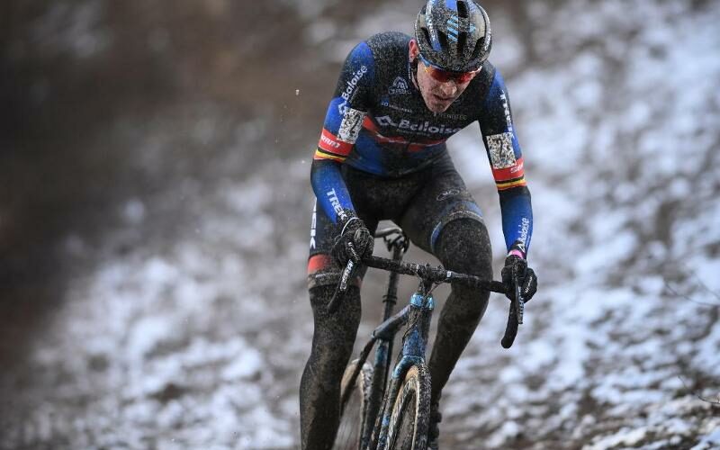 Toon Aerts rijdt door de modder en de sneeuw tijdens de Brussels Universities Cyclocross.