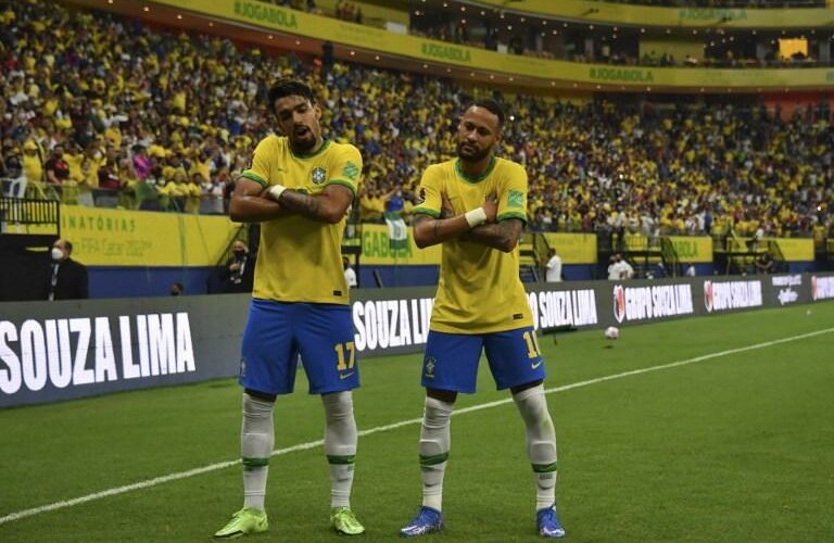 Lucas Paquetá et Neymar exécutent une petite danse après leur but contre l'Uruguay.