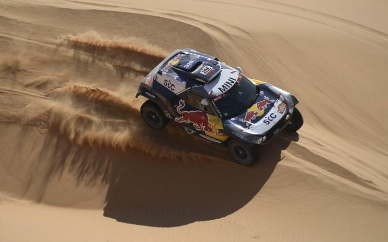 Stéphane Peterhansel in actie met zijn Mini tijdens de Dakar-rally van 2021.