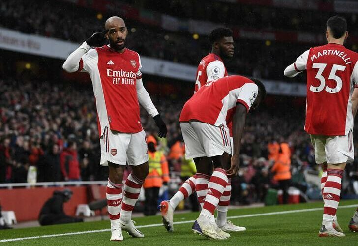 Alexandre Lacazette salue les supporters après avoir marqué un but.