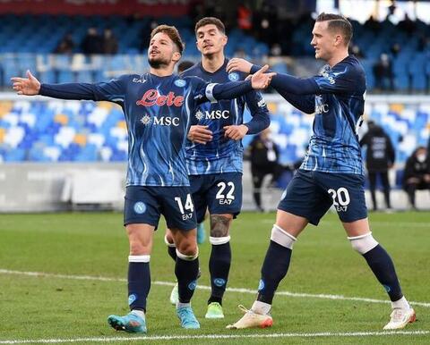 Dries Mertens reçoit les applaudissements du public après avoir marqué un but.