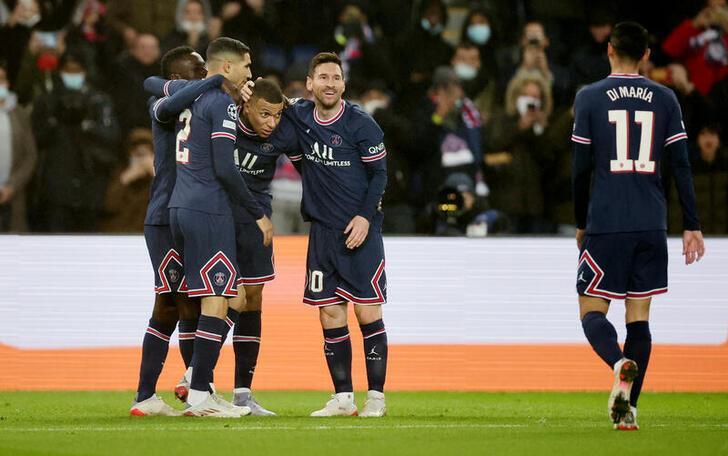 Lionel Messi célèbre son but avec Kylian Mbappé, Idrissa Gueye, Achraf Hakimi et son compatriote Ángel Di María.