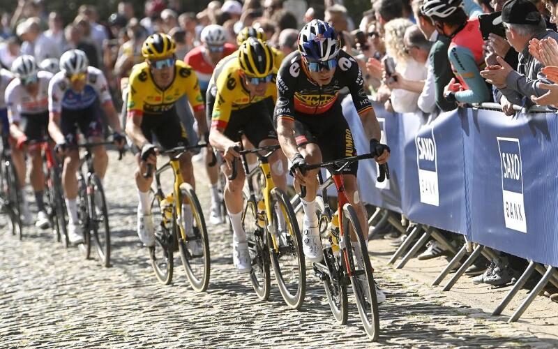 Drie renners van Jumbo-Visma rijden voorop tijdens de E3-Prijs.