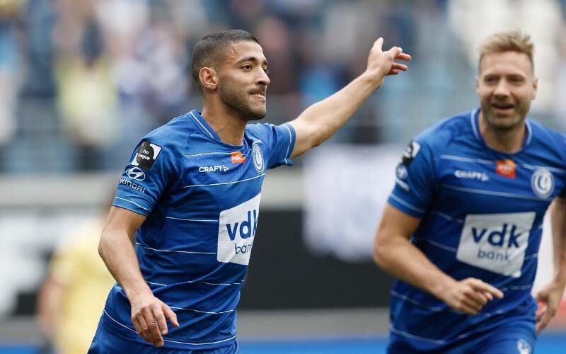 Tarik Tissoudali viert zijn doelpunt tegen Club Brugge met spitsbroeder Laurent Depoitre.