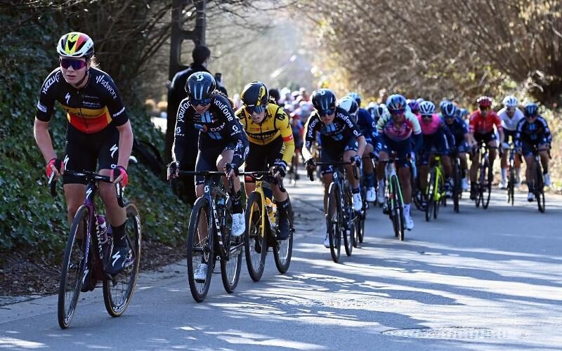 Lotte Kopecky roule en tête du peloton lors du Circuit Het Nieuwsblad.