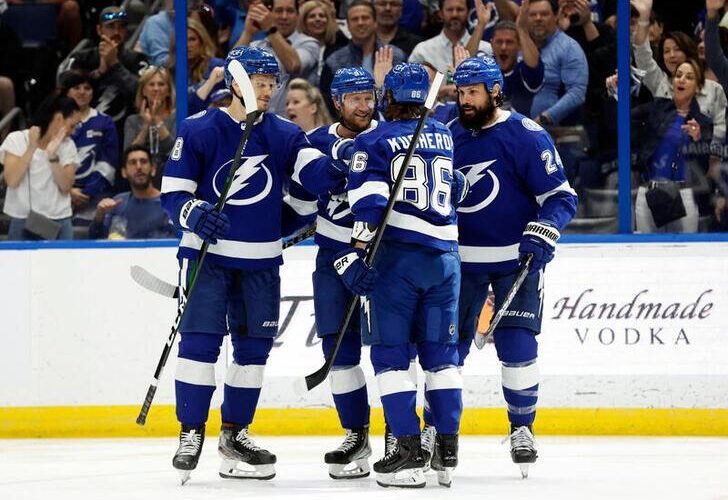 Les joueurs du Tampa Bay Lightning célèbrent un but contre les Columbus Blue Jackets.