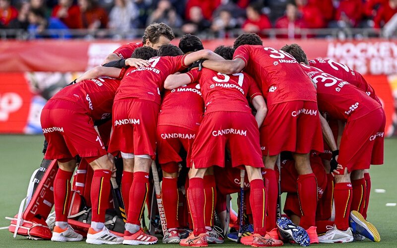 De Red Lions houden een peptalk voor de wedstrijd tegen Spanje.