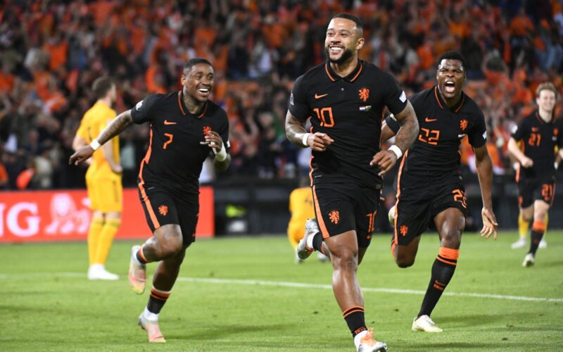 Memphis Depay viert al lopend zijn doelpunt.