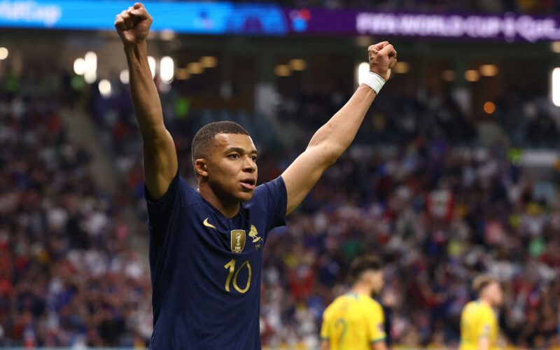 Kylian Mbappé lève ses deux poings pour célébrer un but.
