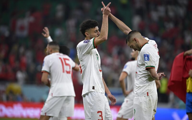 Noussair Mazraoui en Hakim Ziyech maken een speciaal handgebaar.