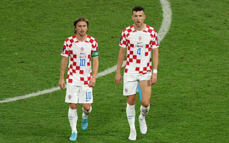 Luka Modric en Ivan Perisic verlaten al stappend het veld.