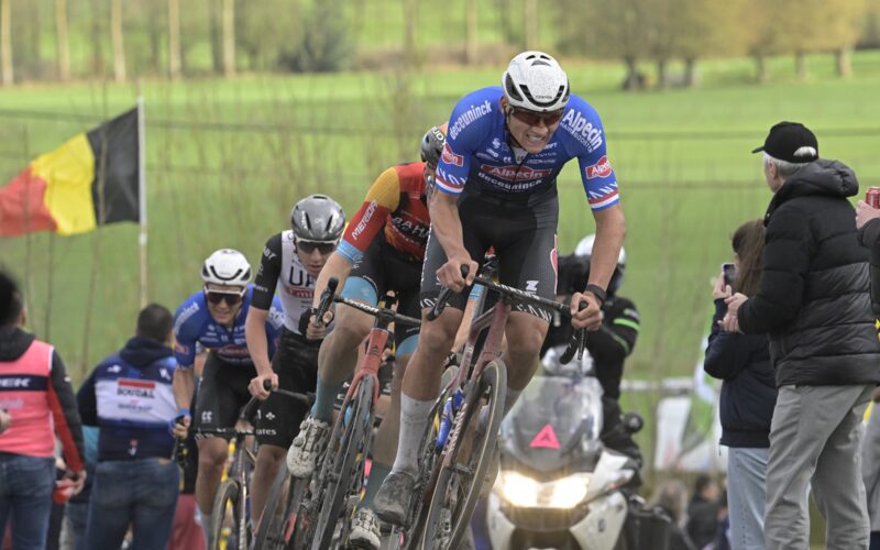 Mathieu van der Poel roule en tête lors de l'E3 Harelbeke.