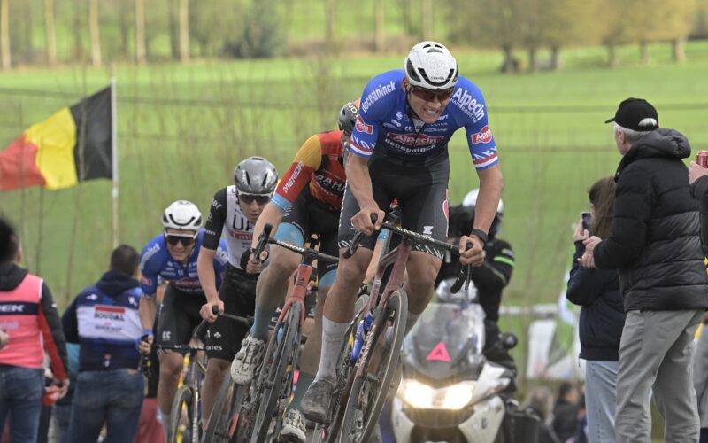 Mathieu van der Poel rijdt op kop tijdens de E3 Harelbeke.
