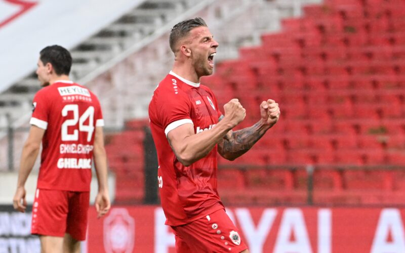 Antwerp-aanvoerder Toby Alderweireld balt de vuisten na een zege.