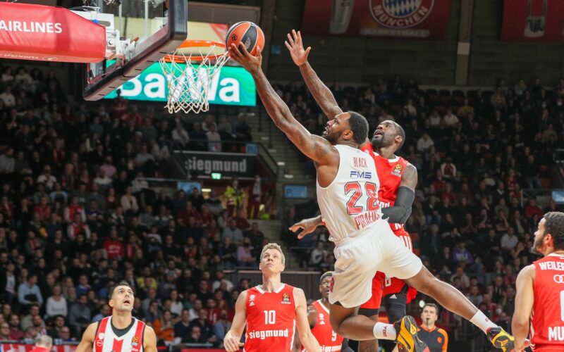 Taarik Black van Olympiacos vliegt naar de ring om een lay-up uit te voeren.