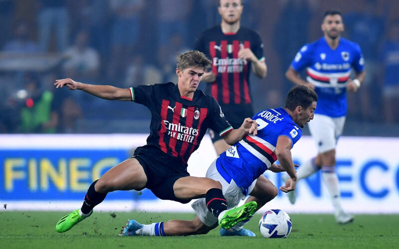 Charles De Ketelaere tacle un joueur de la Sampdoria.