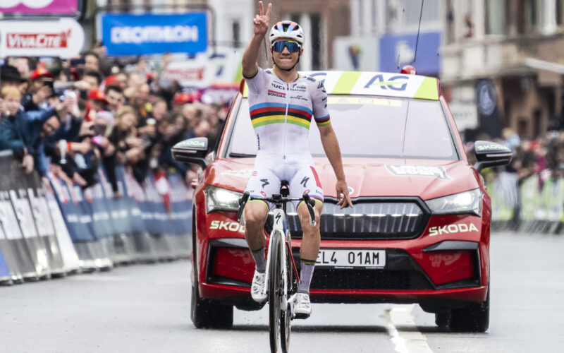 Remco Evenepoel steekt twee vingers in de lucht voor de meet in Luik-Bastenaken-Luik.