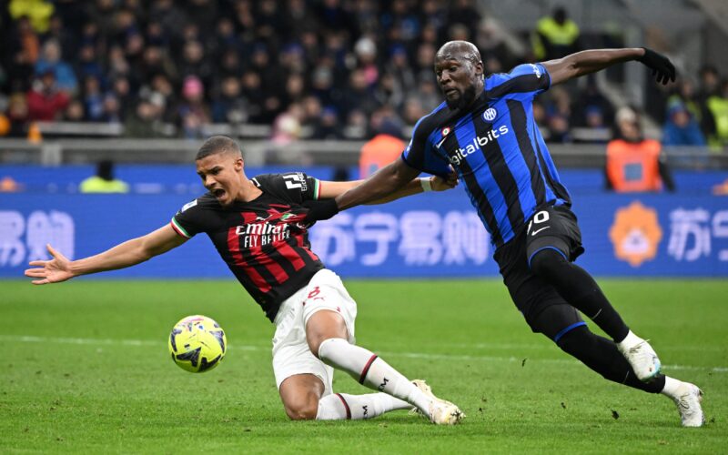 Romelu Lukaku probeert zich te ontdoen van een Milan-verdediger.