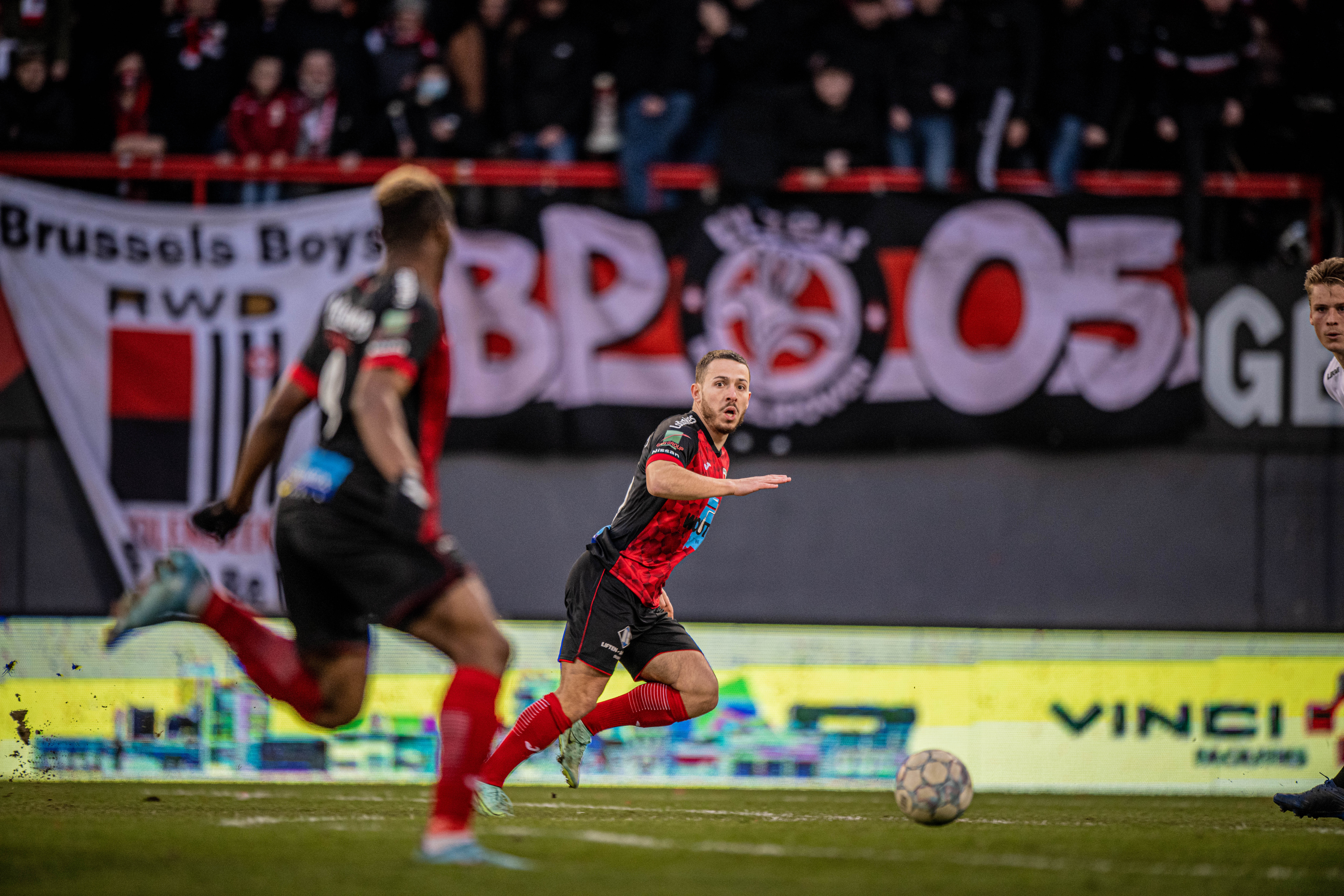 Twee spelers van RWDM zetten een aanval op.