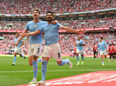 John Stones et İlkay Gündoğan célèbrent un but à Wembley.