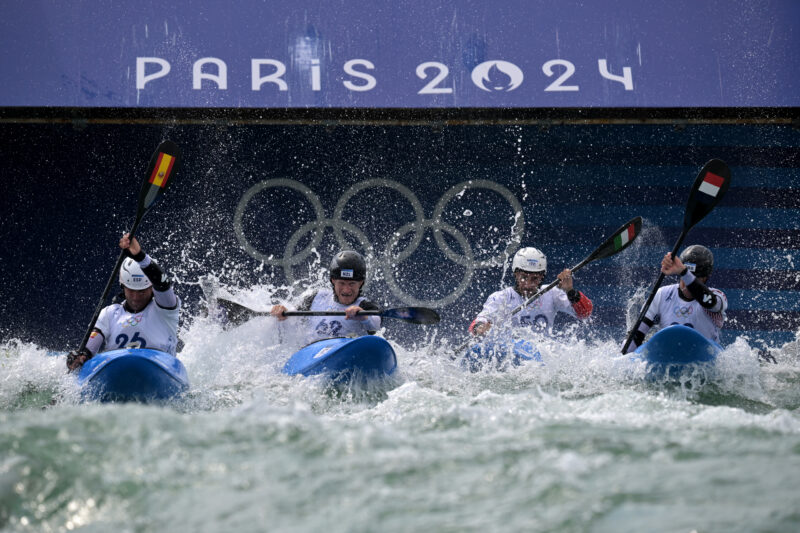 Vier kajakkers oefenen een laatste keer voor de start van de Olympische Spelen.